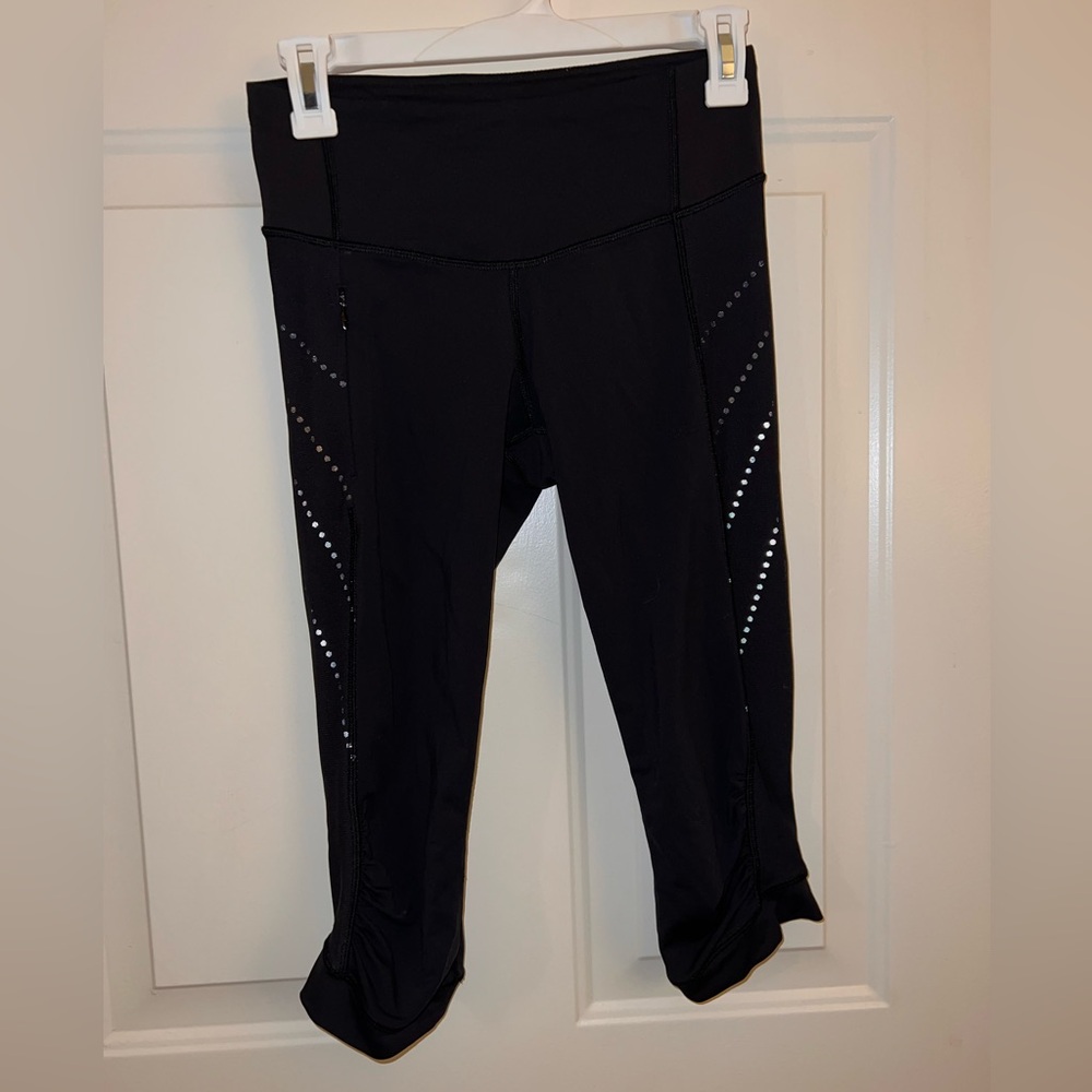 Women’s Lululemon Athletica cropped 3/4 capri leggings reflective black size 4